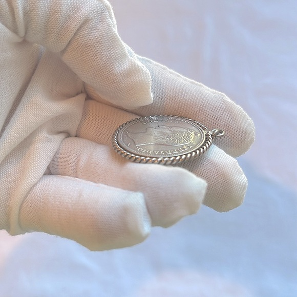 1965 Venezuela 2 Bolivares Libertador Simon Bolivar Coin Pendant - Picture 6 of 6